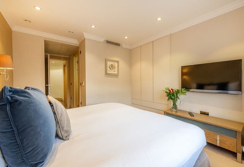 דירת אקזקיוטיב 2 חדרים, Claverley Court