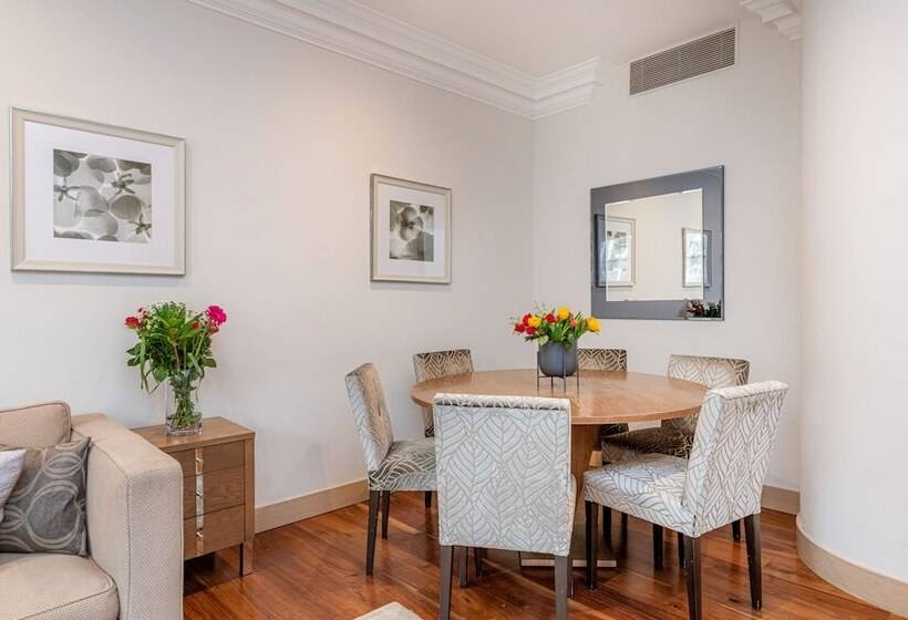 דירת אקזקיוטיב 2 חדרים, Claverley Court