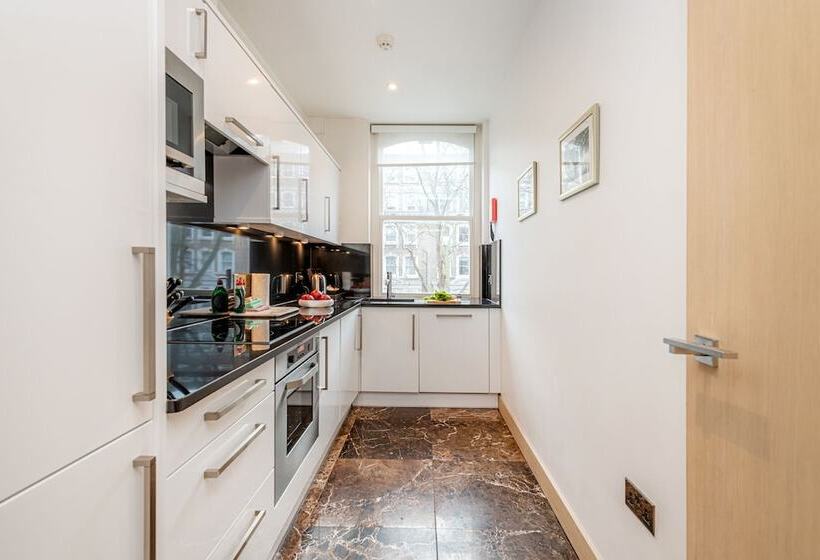 דירת אקזקיוטיב 2 חדרים, Claverley Court