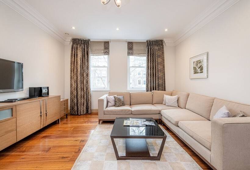דירת אקזקיוטיב 2 חדרים, Claverley Court