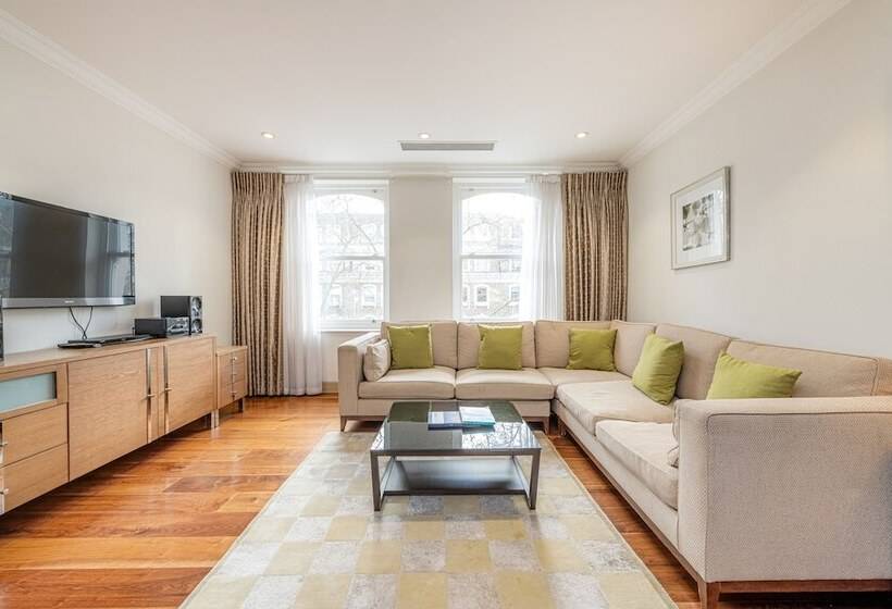 דירת אקזקיוטיב 2 חדרים, Claverley Court