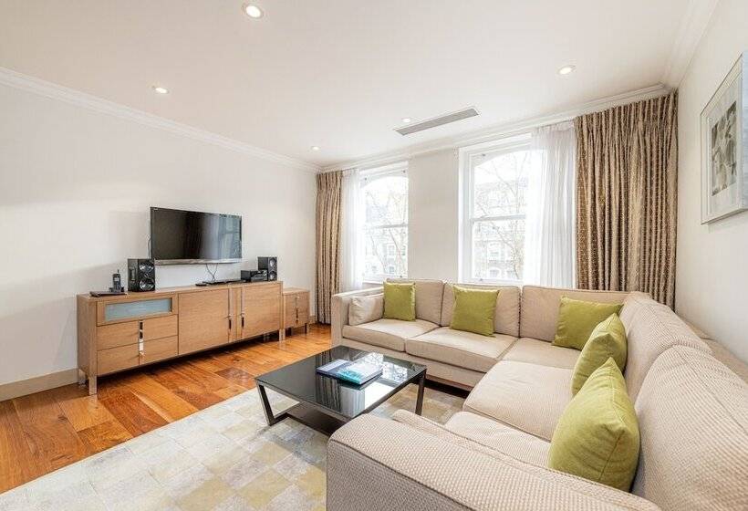 דירת אקזקיוטיב 2 חדרים, Claverley Court