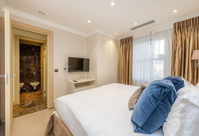 דירת אקזקיוטיב 2 חדרים, Claverley Court