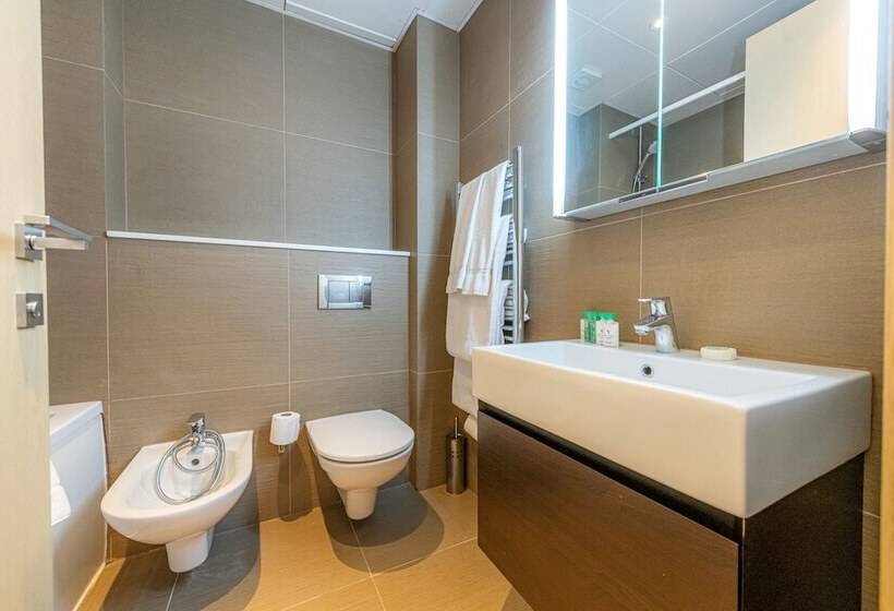 דירת אקזקיוטיב 2 חדרים, Claverley Court