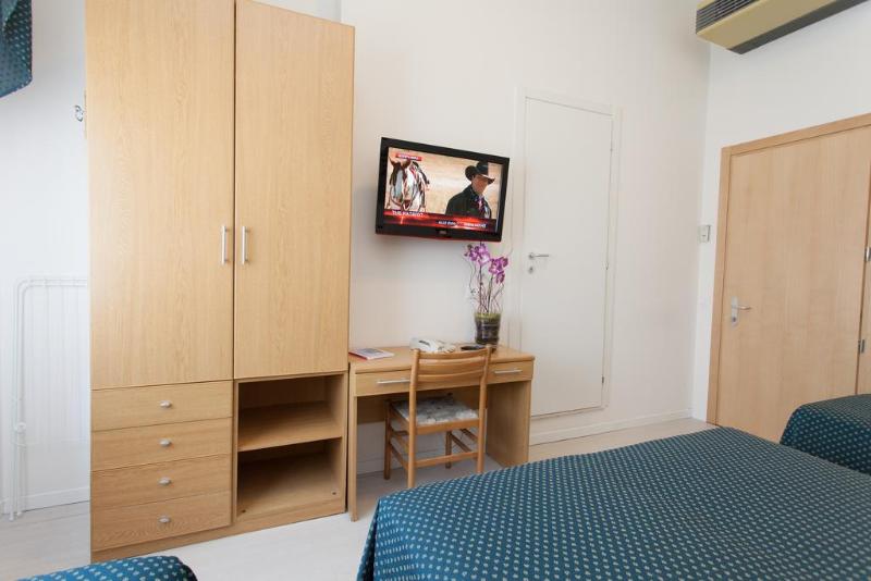 דירת חדר סופריור, Claverley Court