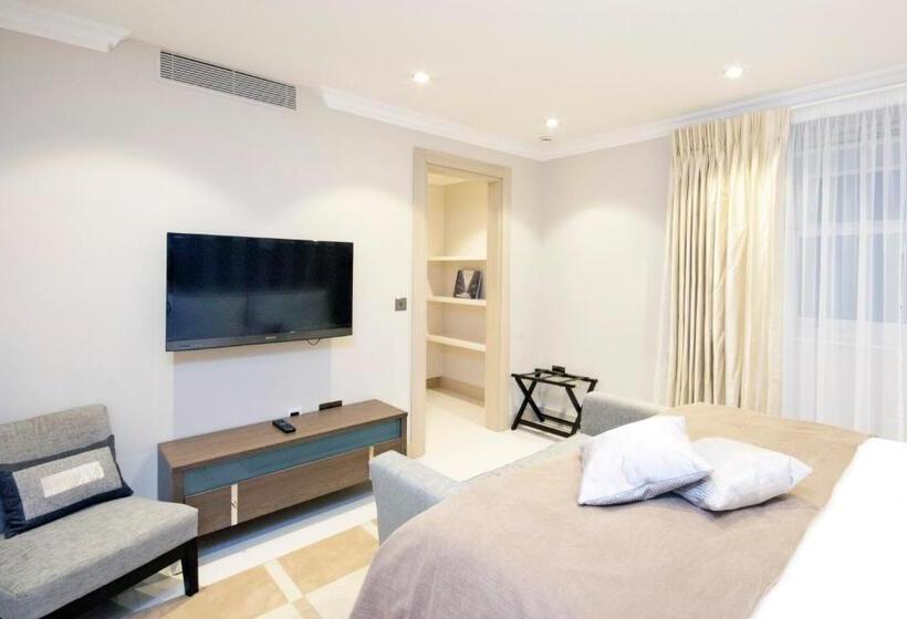 דירת חדר, Claverley Court