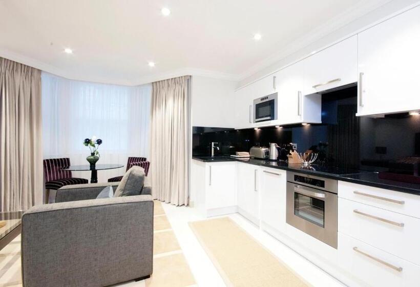 דירת חדר, Claverley Court