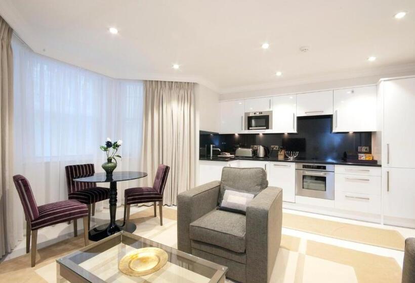 דירת חדר, Claverley Court