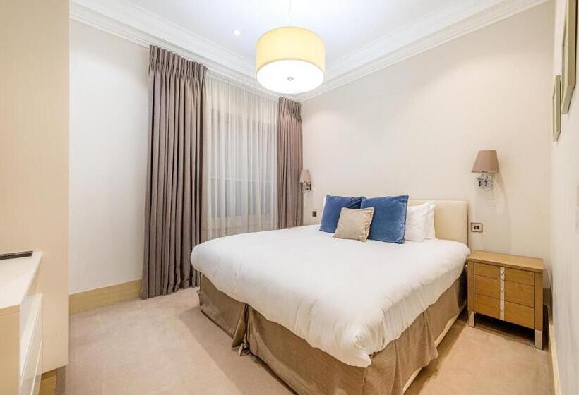 דירת חדר סופריור, Claverley Court