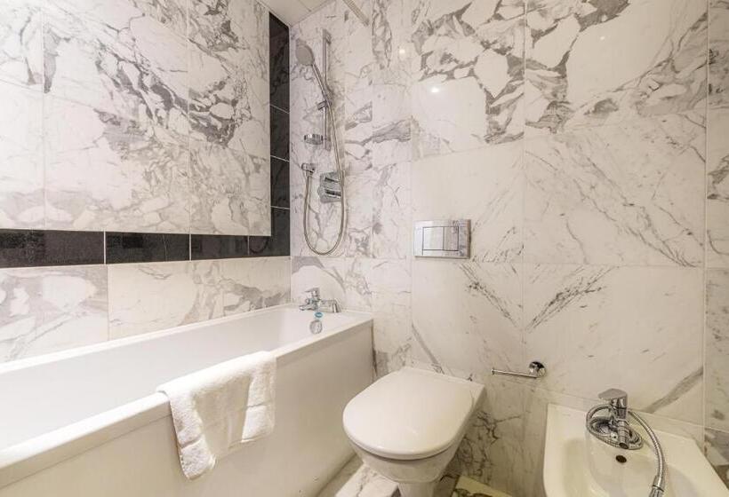 דירת חדר סופריור, Claverley Court