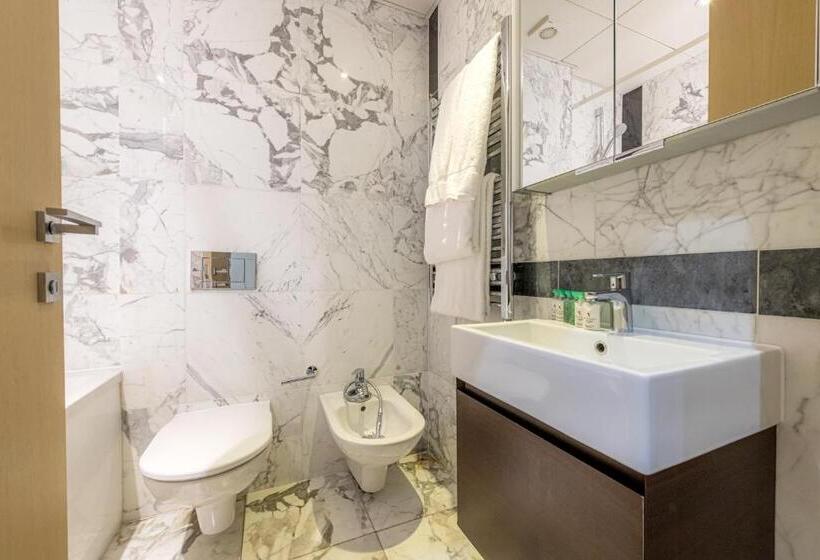 דירת חדר סופריור, Claverley Court