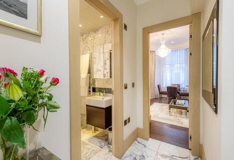 דירת חדר סופריור, Claverley Court