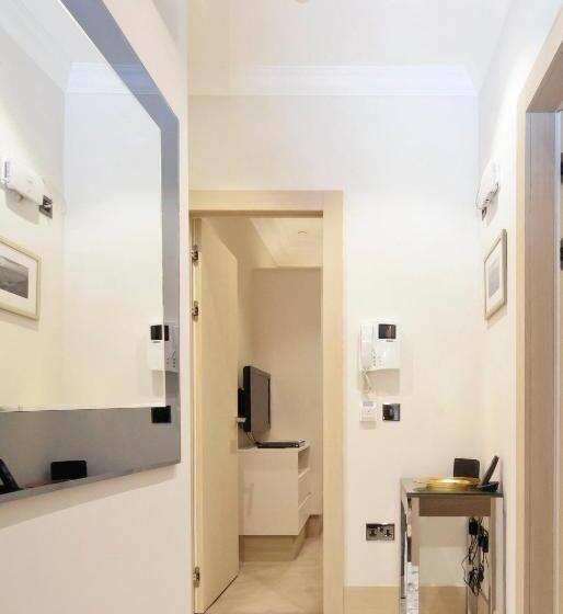 דירת חדר סופריור, Claverley Court