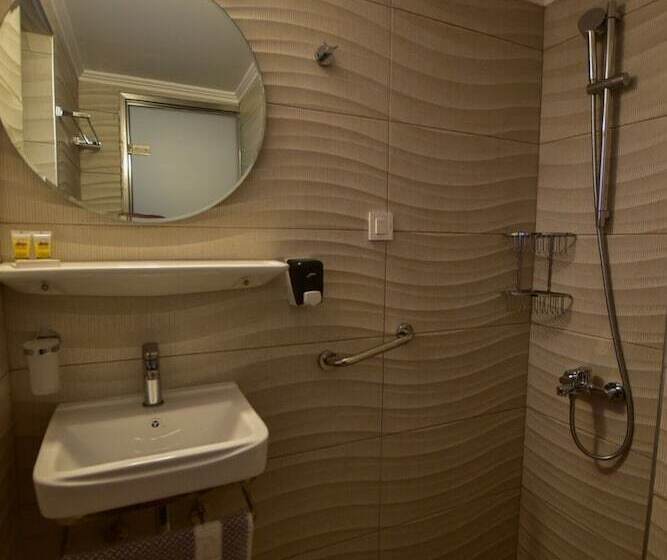 חדר סופריור לשלושה, Aghas Paleochora