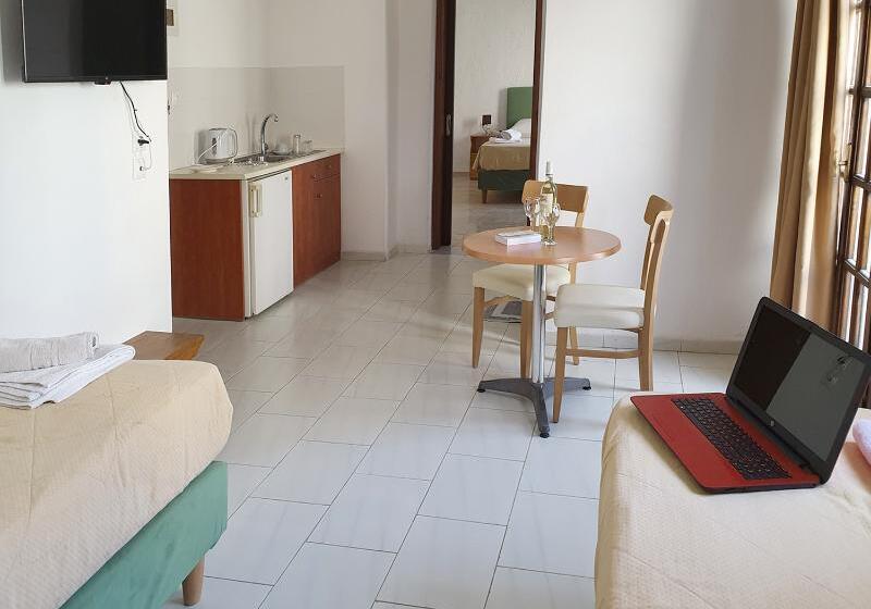 スーペリアの４人部屋, Arhodiko