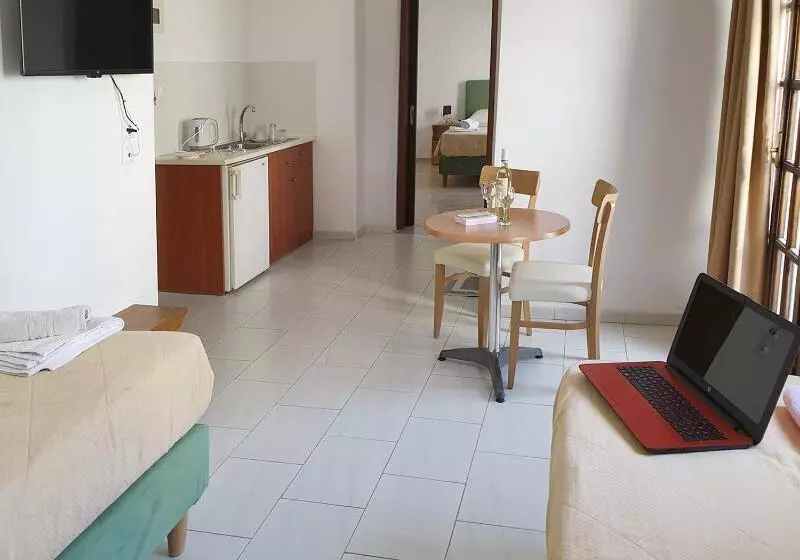 スーペリアの４人部屋, Arhodiko