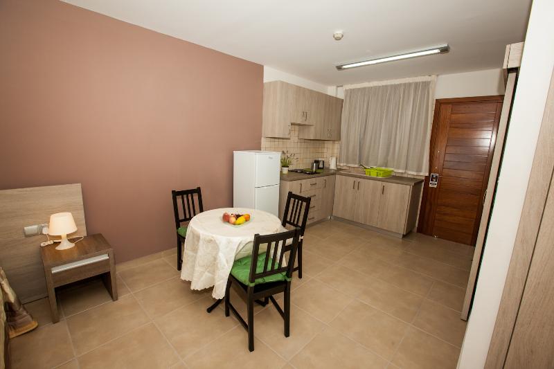 スーペリアスタジオ, Crystallo Apartments