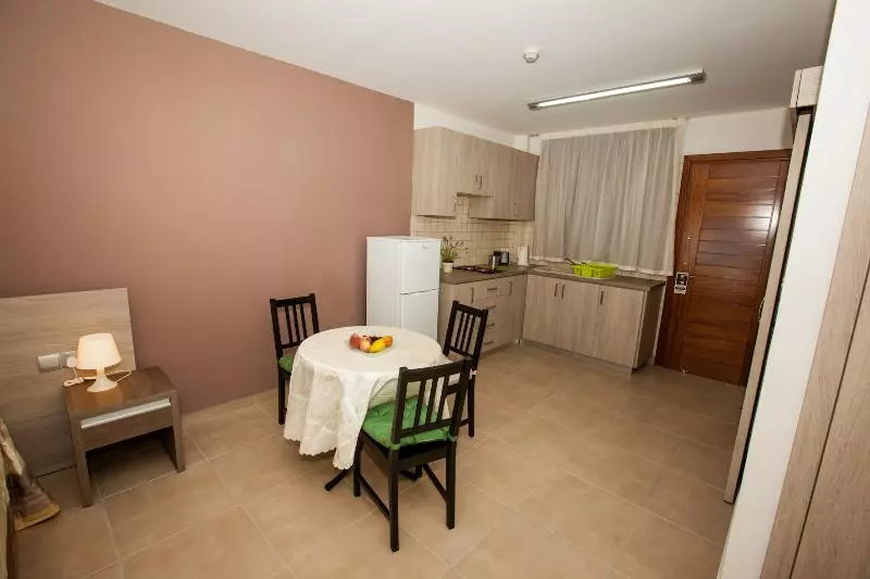 استودیوی سوپریور, Crystallo Apartments