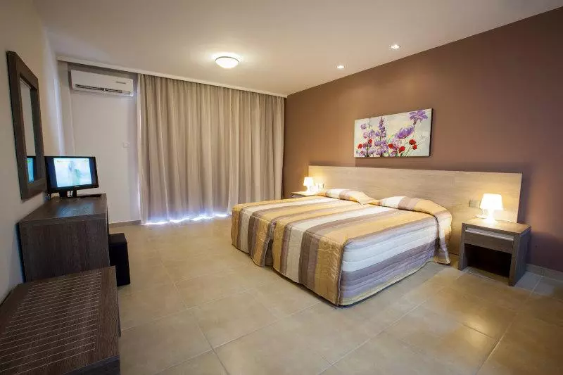 استودیوی استاندارد, Crystallo Apartments