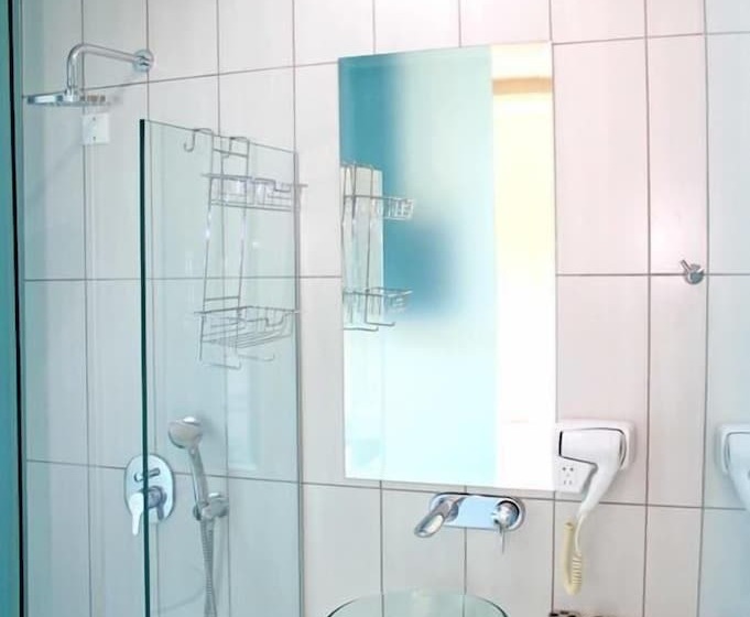 디럭스 룸, Macedon