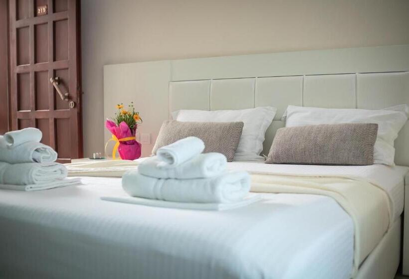 디럭스 룸, Macedon