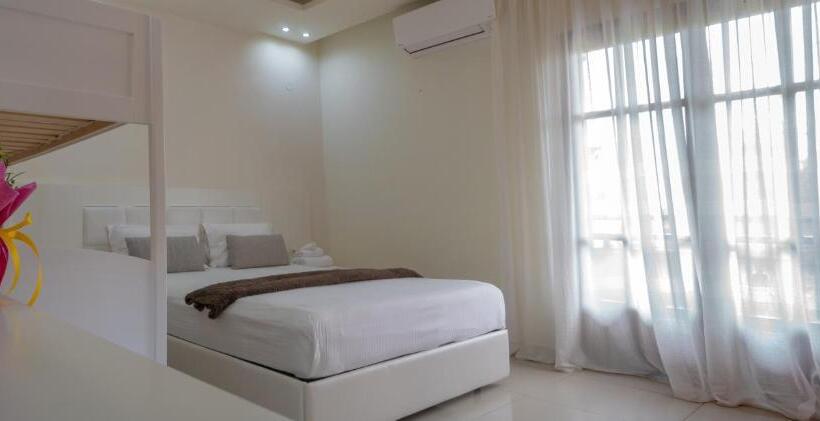 디럭스 룸, Macedon