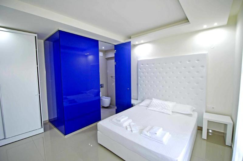 디럭스 룸, Macedon