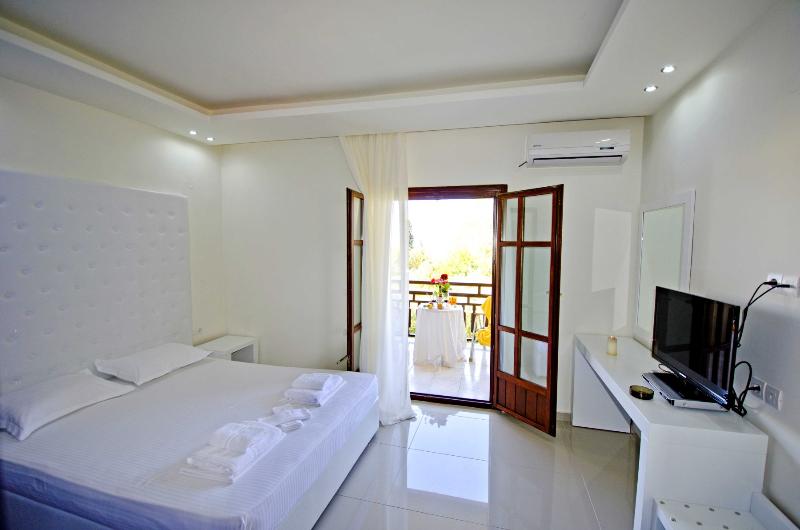 디럭스 룸, Macedon