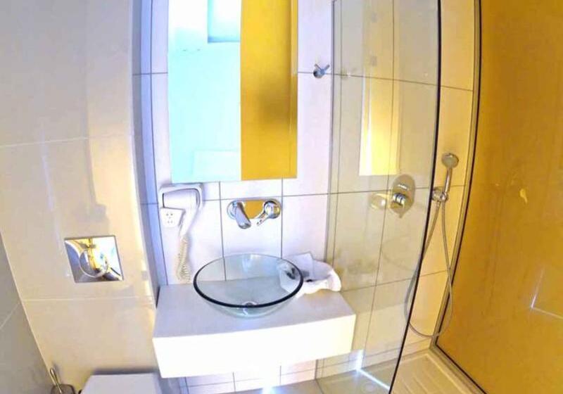 디럭스 룸, Macedon