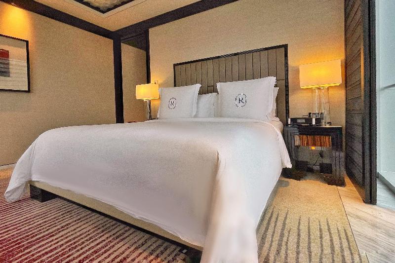 스위트 킹사이즈 침대, Regent Shanghai Pudong Complimentary First Round Minibar Per Stay Including A Bottle Of Wine