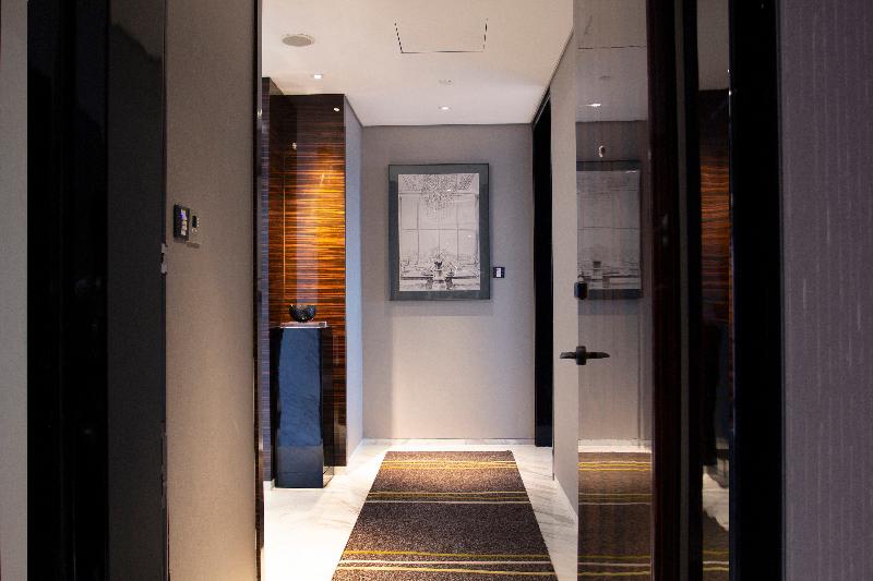 스위트 킹사이즈 침대, Regent Shanghai Pudong Complimentary First Round Minibar Per Stay Including A Bottle Of Wine