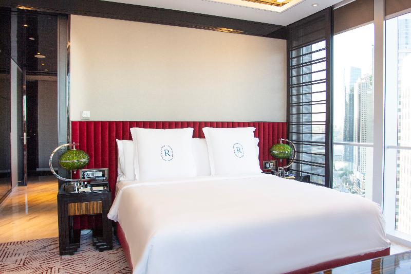 스위트 킹사이즈 침대, Regent Shanghai Pudong Complimentary First Round Minibar Per Stay Including A Bottle Of Wine
