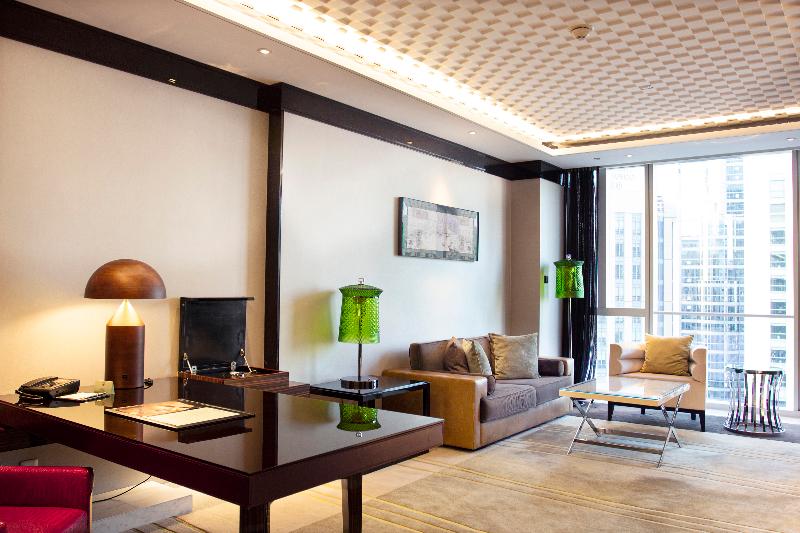 스위트 킹사이즈 침대, Regent Shanghai Pudong Complimentary First Round Minibar Per Stay Including A Bottle Of Wine