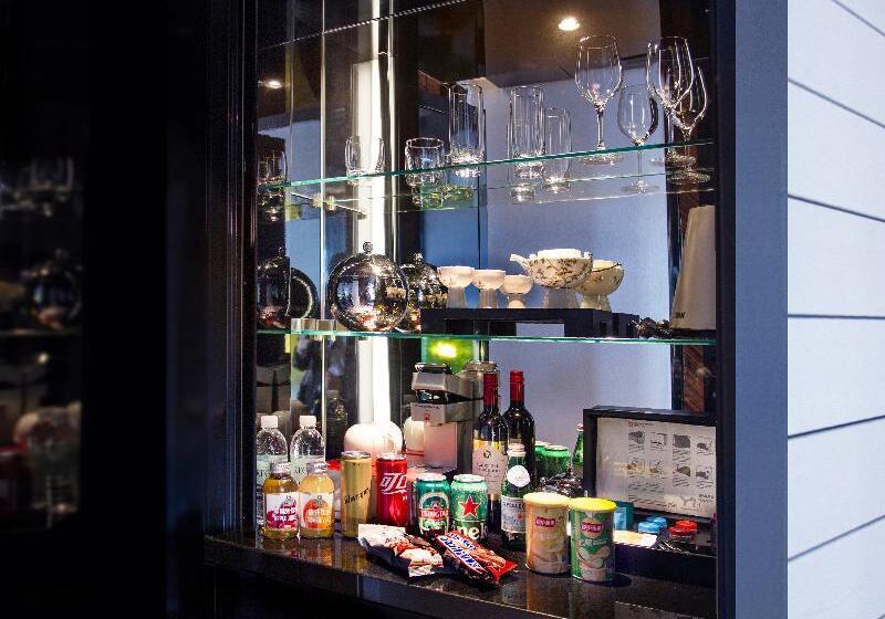 프리미엄 룸, Regent Shanghai Pudong Complimentary First Round Minibar Per Stay Including A Bottle Of Wine