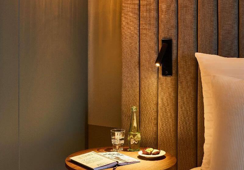 프리미엄 룸, Regent Shanghai Pudong Complimentary First Round Minibar Per Stay Including A Bottle Of Wine