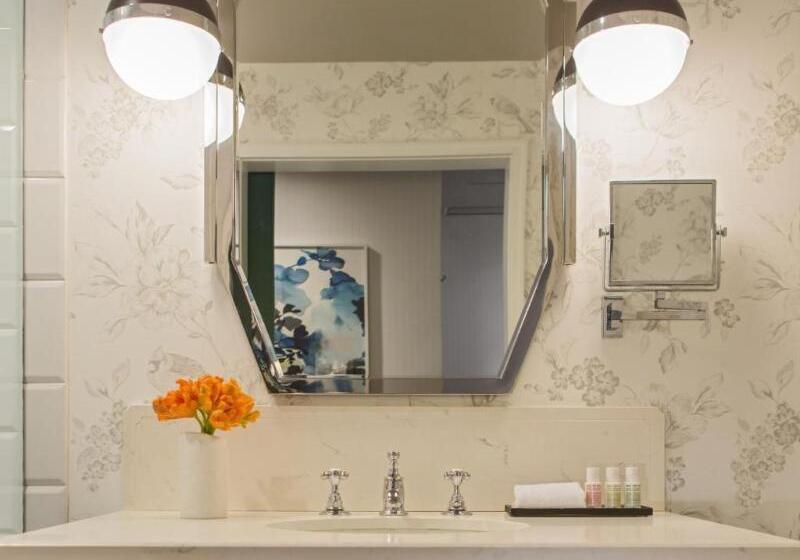 프리미엄 룸, Regent Shanghai Pudong Complimentary First Round Minibar Per Stay Including A Bottle Of Wine