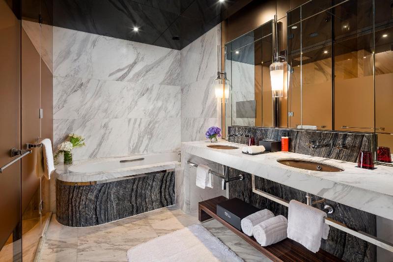 클럽 룸, Regent Shanghai Pudong Complimentary First Round Minibar Per Stay Including A Bottle Of Wine