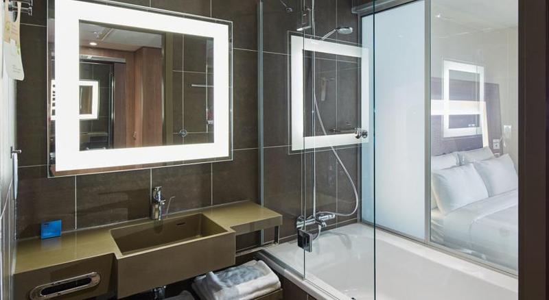 클럽 룸, Regent Shanghai Pudong Complimentary First Round Minibar Per Stay Including A Bottle Of Wine