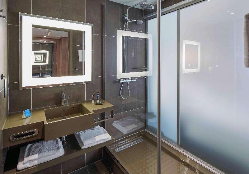 클럽 룸, Regent Shanghai Pudong Complimentary First Round Minibar Per Stay Including A Bottle Of Wine