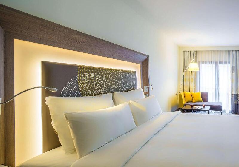 Quarto Club, Regent Shanghai Pudong   Complimentary First Round Minibar Per Stay   Including A Bottle Of Wine
