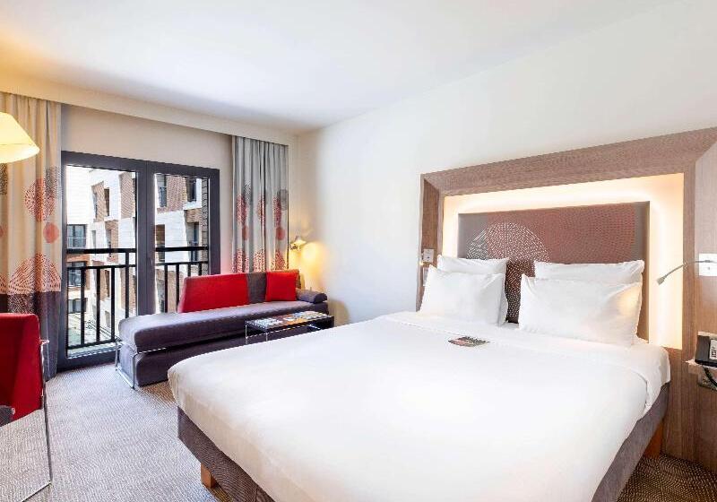 클럽 룸, Regent Shanghai Pudong Complimentary First Round Minibar Per Stay Including A Bottle Of Wine