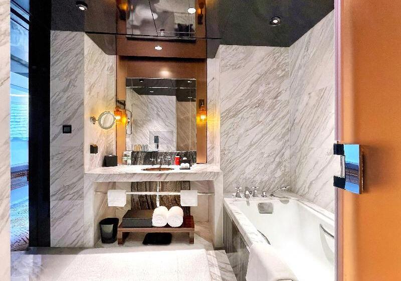 클래식 룸, Regent Shanghai Pudong Complimentary First Round Minibar Per Stay Including A Bottle Of Wine