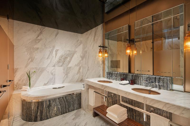 클럽 룸, Regent Shanghai Pudong Complimentary First Round Minibar Per Stay Including A Bottle Of Wine