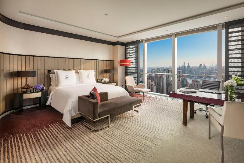 클럽 룸, Regent Shanghai Pudong Complimentary First Round Minibar Per Stay Including A Bottle Of Wine