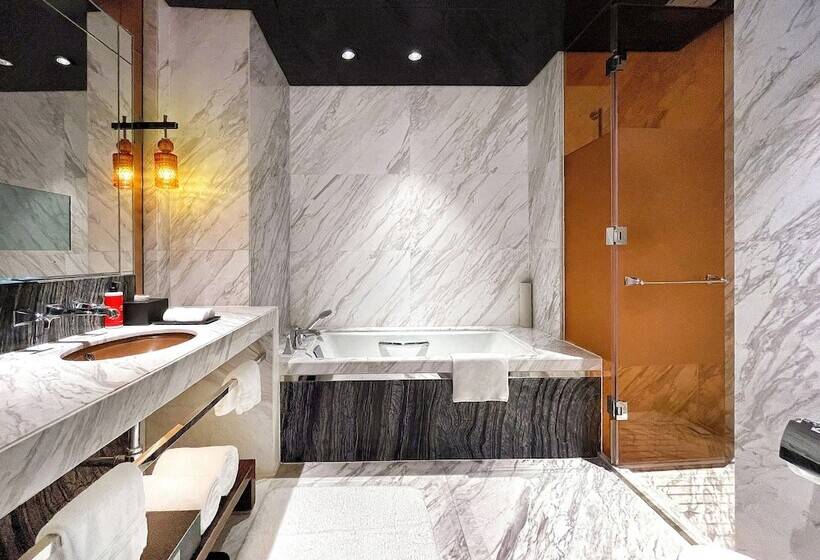 클래식 룸, Regent Shanghai Pudong Complimentary First Round Minibar Per Stay Including A Bottle Of Wine