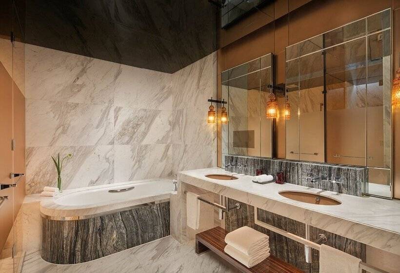 클럽 룸, Regent Shanghai Pudong Complimentary First Round Minibar Per Stay Including A Bottle Of Wine