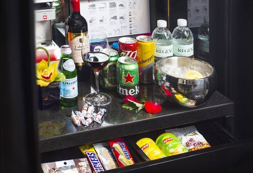 클럽 룸, Regent Shanghai Pudong Complimentary First Round Minibar Per Stay Including A Bottle Of Wine