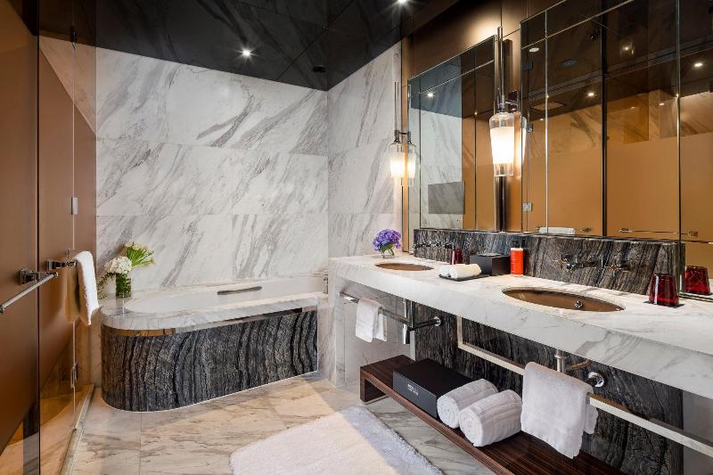 Quarto Premium, Regent Shanghai Pudong   Complimentary First Round Minibar Per Stay   Including A Bottle Of Wine