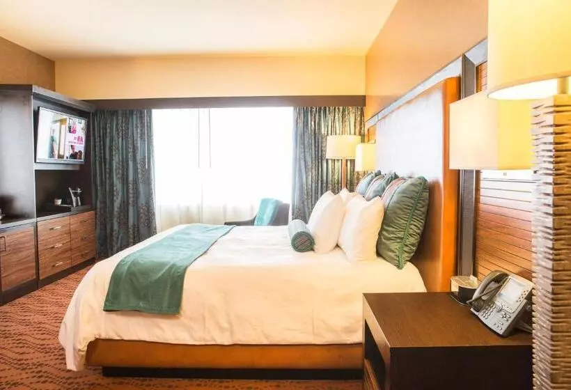キングサイズベッドのデラックスルーム, Akwesasne Mohawk Casino Resort And Players Inn Hotel  Formerly Comfort Inn And Suites Hogansburg Ny