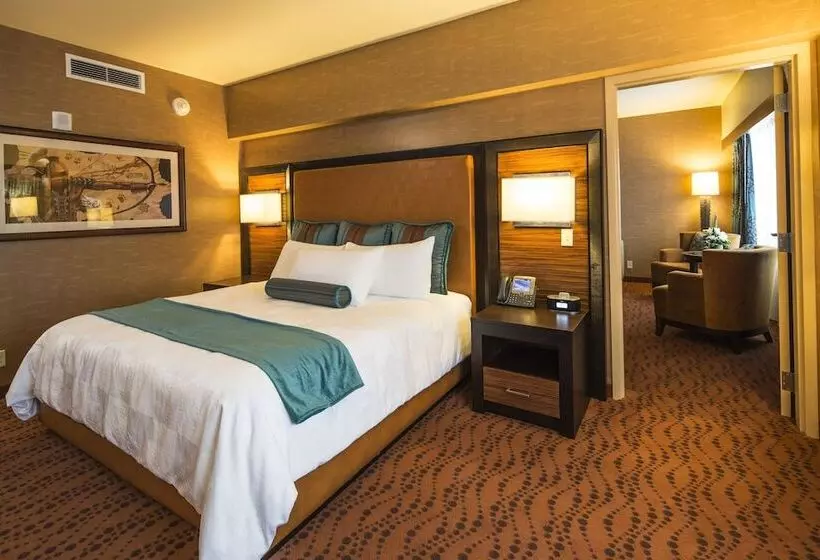 キングサイズベッドのデラックスルーム, Akwesasne Mohawk Casino Resort And Players Inn Hotel  Formerly Comfort Inn And Suites Hogansburg Ny